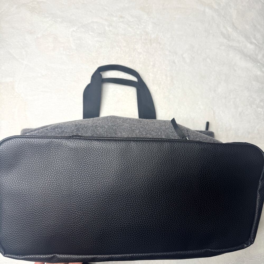 DSW Gray and Black Felt Zip Top Shoe Compartment Lightweight Travel Bag Tote - Picture 4 of 9